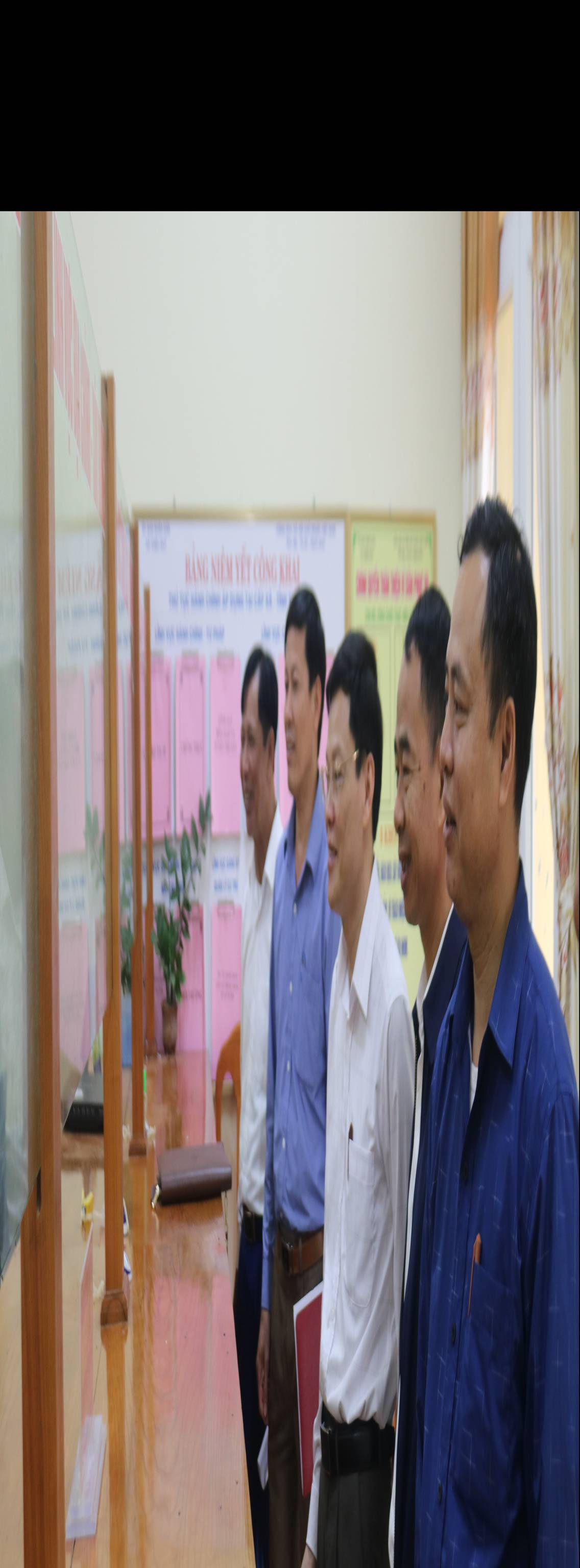Đ/C Nguyễn Xuân Lai, Uỷ viên Ban Thường vụ, Trưởng Ban dân vận, Chủ tịch UBMTTQ huyện thăm bộ phận một của xã Thiệu Duy 